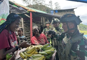 Mama-mama Kampung Geligi berjualan hasil pertaniannya