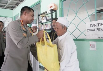 Kapolres Metro Jakbar Kombes Pol Twedi Aditya Bennyahdi memberikan bingkisan