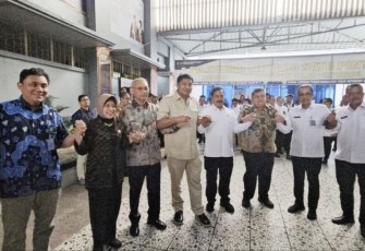 Menteri PKP Maruarar Sirait bersama IMIPAS Agus Adrianto di Lapas Cipinang, Jakarta, Rabu (7/5)