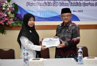 Mendikdasmen Abdul Mu'ti memberikan santunan keluarga korban kecelakaan 