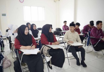 Wamendikdasmen Fajar Riza Ul Haq saat berdialog dengan siswi SMK Syamsul Ulum Sukabumi 
