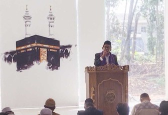Ustadz Andi Syaifulloh menyampaikan kutbah Jum'at di Masjid Jami' Asy-Syahid, (20/6)