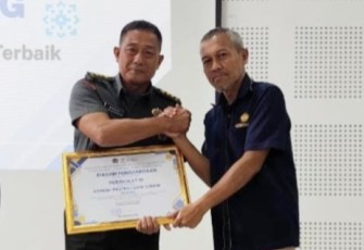 Kasiren 083/Bdj Letkol Arh Abdul Muhyi saat menerima penghargaan, Rabu (5/11)