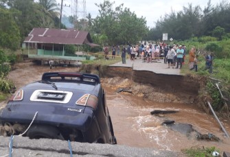 Jembatan Putus dan Mobil Terperosok Akibat Banjir di Aceh Singkil