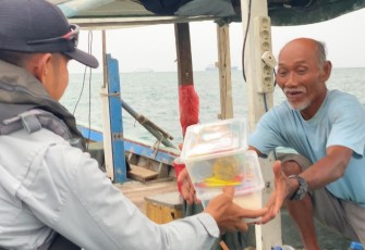 Jumat Berkah berupa pembagian paket sembako dan edukasi keselamatan bagi para nelayan di pesisir Banten, Jumat (19/09/2025).
