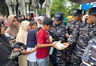 Prajurit KRI Banda Aceh-593 berbagi kebahagiaan di tengah kondisi darurat yang dialami warga terdampak bencana.