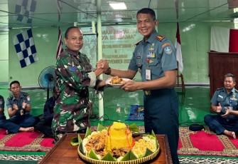 Potong tumpeng meriahkan HUT Ke-25 dan Hari Pahlawan