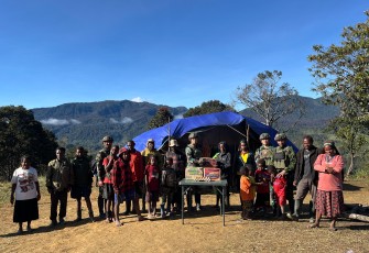 Satgas Yonif 700/WYC Pos Eromaga saat Gelar Anjangsana di tempat pengungsian warga Kampung Eronggobak, Distrik Omukia, Kabupaten Puncak.