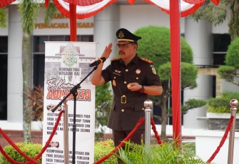 Kajati Kepri J. Devy Sudarso saat menjadi Inspektur Upacara Peringatan Hari Pahlawan Tahun 2025 di lapangan Kantor Kejaksaan Tinggi Kepulauan Riau, Senin (10/11/2025).