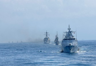 Formasi Puluhan Kapal Perang dan Pesawat Udara Terbentuk di Laut Bali 