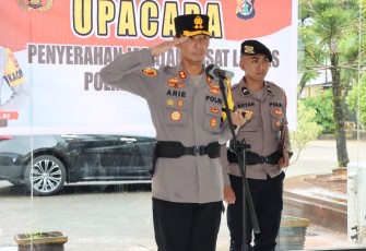 Kapolres Biak Numfor AKBP Ari Trestiawan, S.H., S.I.K., M.H., memimpin langsung upacara serah terima jabatan Kasat Lantas Polres Biak Numfor.