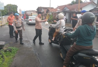 Kapolres Bitung, AKBP Albert Zai, SIK.,MH saat membagikan takjil kepada pengendara yang sedang menjalankan ibadah puasa