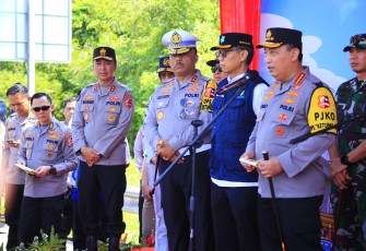 Kapolri Jenderal Pol. Listyo Sigit Prabowo saat memimpin langsung flag off atau pelepasan one way nasional dari Km 414 Gerbang Tol Kalikangkung sampai Km 70 Gerbang tol Cikampek Utama. 