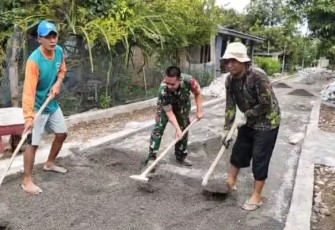 Anggota Babinsa Koramil Kendal Kodim 0805/Ngawi Sertu Suyanto bersama warga melaksanakan karya bakti gotong royong bahu membahu memasang paving blok jalan yang berada di Desa Patalan Kecamatan Kendal, Jum'at (21/02/2025)