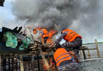 TNI AL dan Tim SAR Gabungan saat Bantu Padamkan Kebakaran Rumah Warga