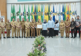 Penghargaan diserahkan langsung oleh Kepala Keasistenan Utama Manajemen Penilaian Kepatuhan Ombudsman RI Aat Sugihartati kepada Kepala Biro Organisasi dan Tata Laksana (Ortala) Kemendagri Evan Nur Setya Hadi di Gedung Sasana Bhakti Praja (SBP) Kantor Pusat Kemendagri, Jakarta, Selasa (11/3/2025).