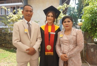 Kisah haru orang tua Shintia Pricillia lulusan UKSW yang selamat dari kecelakaan KM Barcelona V.jpg