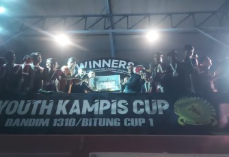 Klabat Jaya Sakti saat menerima piala Youth Kampis Cup Piala Dandim 1310/Bitung Cup 1 yang di serahkan langsung oleh Ketua Panitia bersama Dandim 1310/Bitung, Letkol Czi Hanif Tupen