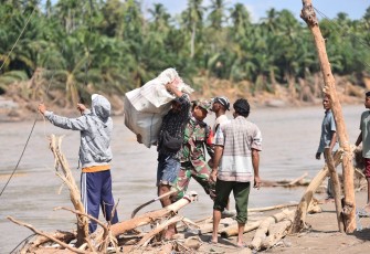 Kodam IM Gunakan Tali Kirim Bantuan ke Daerah Terisolir di Bireuen