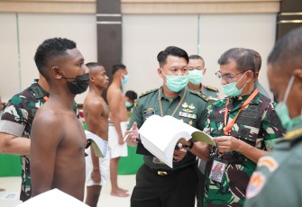 Pangdam IX/Udayana, Mayjen TNI Muhammad Zamroni, S.IP., M.Si., saat memimpin Sidang Pantukhir Penerimaan Calon Tamtama TNI AD yang berlangsung di Aula Supardi, Makodam IX/Udayana, Denpasar, pada Senin (24/2/2025)