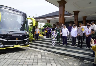 Pemberangkatan Balik Gratis Tahun 2025 yang diselenggarakan di halaman Pendopo Ronggo Jumeno, kabupaten Madiun, Minggu (6/4).
