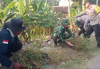 Babinsa dan Warga Klitik Wujudkan Lingkungan Bersih dan Sehat