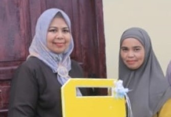 Wakil Ketua I DPRD Provinsi Kepri Hj Dewi Kumalasari Ansar saat menyerahkan Kunci Rumah secara simbolis.