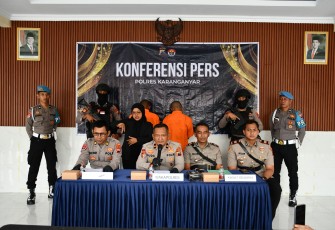 Konferensi pers di Mapolres Karanganyar, Jumat (29/8/2025), terkait kasus pencurian motor milik mahasiswa KKN di Karangpandan.
