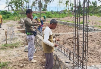 Pembuatan Gedung KDMKP di Desa Sumberharjo, Kecamatan/Kabupaten Pacitan, Minggu (14/12/2025).