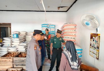 Monitoring atau pengecekan terkait beras Oplosan di wilayah kecamatan Arjosari, bertempat di Toko UD Putra Perkasa Kecamatan Arjosari, Kabupaten Pacitan, Selasa (22/7/2025).