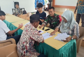 Babinsa Koramil 0801/07 Ngadirojo Dampingi Pembagian BLTS Dana Desa 