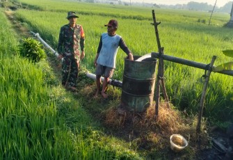 Serka Erwin Ibrahim, melaksanakan kegiatan pengairan lahan persawahan milik warga di RT 15/RW 04, Dusun Duragan, Kelurahan Munggut, Kecamatan Wungu, Kabupaten Madiun.