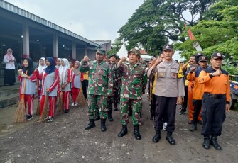 Anggota Koramil 0803/16 Wonoasri Bersihkan Pasar Sidomulyo dalam Peringatan Hari Peduli Sampah Nasional 2025