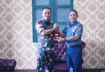Danrem 121/Abw Brigjen TNI Purnomosidi, S.I.P., M.A.P., M.Han., beserta jajarannya menerima kunjungan Tim Pokja Penyusunan Kajian Sahli Panglima TNI, bertempat di Kediaman Danrem 121/Abw, Pontianak, Kalimantan Barat, Rabu (26/02/2025)