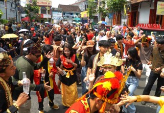 Mahasiswa UKSW tampil memukau lewat parade etnis yang mencerminkan jantung keberagaman Indonesia dalam Kirab Budaya Hari Jadi Ke-1.275 Kota Salatiga
