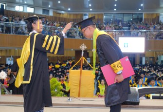 Marthen Sattu Sambo, S.Si_., M.Si_., dikukuhkan sebagai lulusan Prodi Magister Sains Data FSM UKSW berpredikat dengan pujian di Balairung Universitas