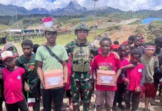 Masyarakat Distrik Sinak Rayakan HUT ke-80 RI Bersama TNI-Polri