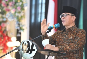 Mendes Yandri saat memimpin Deklarasi Desa Bersinar di Gedung Serbaguna Desa Indrasari Kecamatan Martapura Kabupaten Banjar, Senin (3/11/2025).