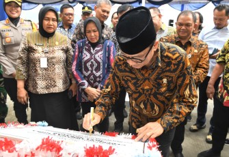 Menteri Desa dan Pembangunan Daerah Tertinggal Yandri Susanto meresmikan Gedung Serbaguna Desa Ngrapah, Banyubiru, Semarang, Jawa Tengah, Jumat (21/11/2025). Gedung yang juga dimanfaatkan sebagai sarana olahraga ini dibangun menggunakan Dana Desa. Foto: Wening/Kemendes PDT
