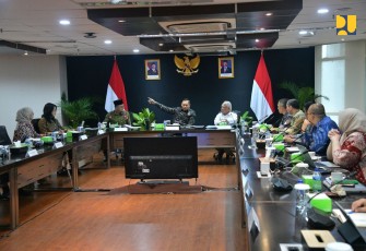 Menteri Pekerjaan Umum (PU) Dody Hanggodo didampingi Wakil Menteri PU Diana Kusumastuti menghadiri Rapat Koordinasi Pembahasan Progress Pembangunan IKN di Kementerian Koordinator Bidang Infrastruktur dan Pembangunan Kewilayahan, Jumat (21/02/2025)