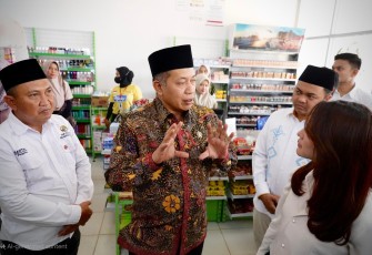 Menkop Ferry saat Tinjau Operasional Kopdes Pucangan Tuban di Desa Pucangan, Kecamatan Montong, Tuban, Jawa Timur (Jatim), Sabtu (13/9/2025).
