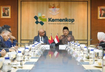 Menkop Ferry Juliantono saat menerima audiensi tamu kehormatan Sekretaris Negara Urusan Koperasi Timor Leste Arsénio Pereira da Silva di kantornya, Jumat (5/12).