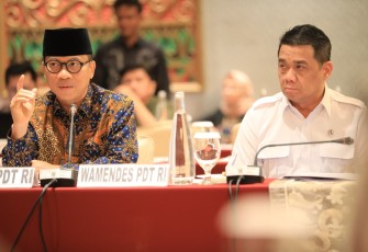 Menteri Desa dan  Pembangunan Daerah Tertinggal Yandri Susanto di dampingi Wamendes Ahmad Riza Patria Menghadiri Rapat dengan Komite 1 DPD-RI terkait Inventarisasi Materi Pengawasan atas Pelaksanaan Undang-Undang Nomor 14 Tahun 2014 Tentang Desa. Senin, 10/11/2025. Dok: Nugrah Humas Kemendesa PDT
