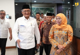 Menteri Dody saat menerima kunjungan Gubernur Jawa Timur, Khofifah Indar Parawansa, bersama sejumlah bupati di Kantor Kementerian PU, Jakarta, Senin (14/4).