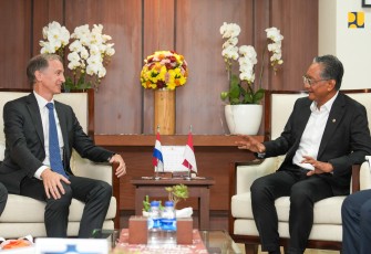 Menteri Dody dan Dubes Belanda saat melakukan pertemuan di Kantor Kementerian PU, Kamis (10/4). 