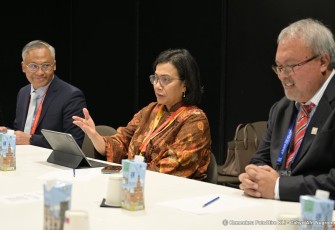 Menteri Keuangan (Menkeu) Sri Mulyani Indrawati saat bertemu dengan Presiden Asian Development Bank (ADB) Masato Kanda di sela-sela rangkaian agenda ASEAN+3 di Milan, Italia, pada Senin (5/5).