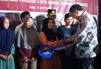 Menteri PKP Maruarar Sirait (Ara) saat menghadiri Serah Terima Kunci sebanyak 115 unit rumah dari Program Gotong Royong Renovasi Rumah Merah Putih oleh Yayasan Buddha Tzu Chi dan Agung Sedayu Grup di Kecamatan Kemiri Kabupaten Tangerang, Rabu (17/9/2025).