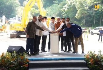 Menteri Pekerjaan Umum Dody Hanggodo melakukan groundbreaking tanda dimulainya pembangunan Flyover Panorama I (Sitinjau Lauik I) 
