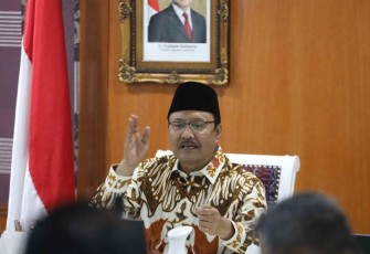 Menteri Sosial Saifullah Yusuf (Gus Ipul) dalam rapat kerja bersama tim formatur Sekolah Rakyat, Selasa (06/05/2025). 