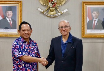 Mendagri Muhammad Tito Karnavian saat menerima kunjungan silaturahmi Wali Nanggroe Aceh Paduka Yang Mulia (PYM) Teungku Malik Mahmud Al Haythar di Kediaman Dinas Mendagri, Jakarta, Sabtu siang (12/7/2025). 